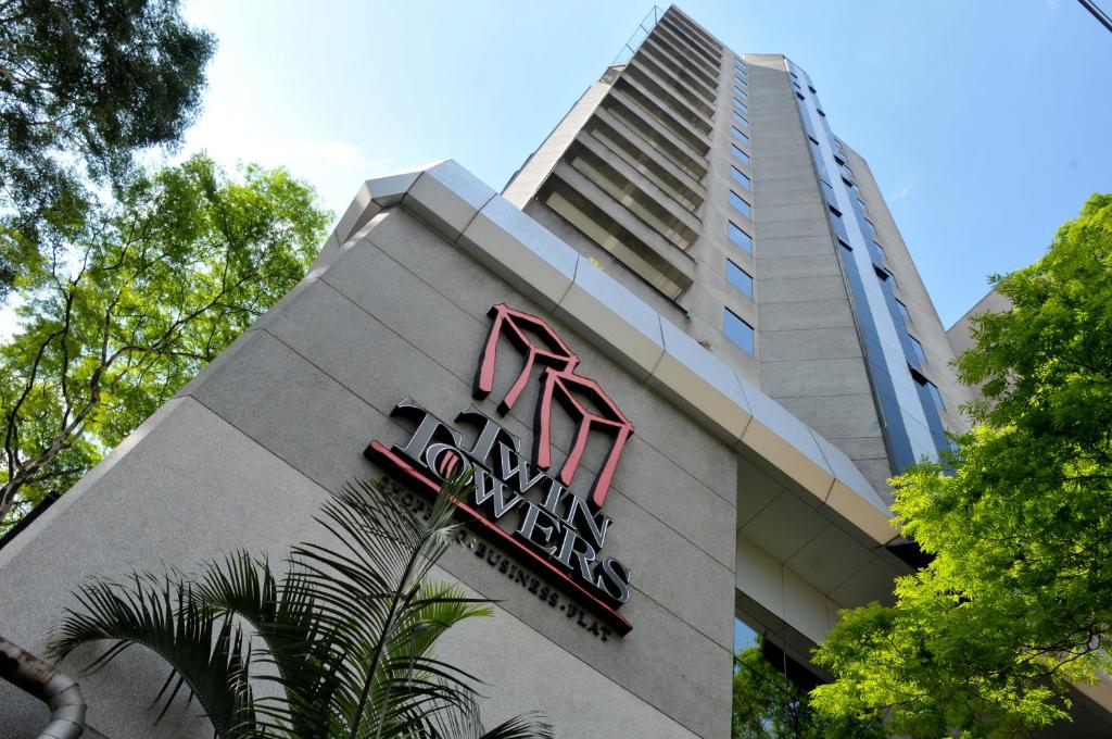 a building with a sign on the side of it at Aparthotel Twin Towers in São Bernardo do Campo