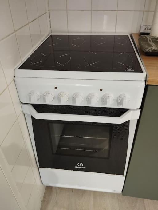 a black and white stove in a kitchen at Le Studio de la Seine in Elbeuf