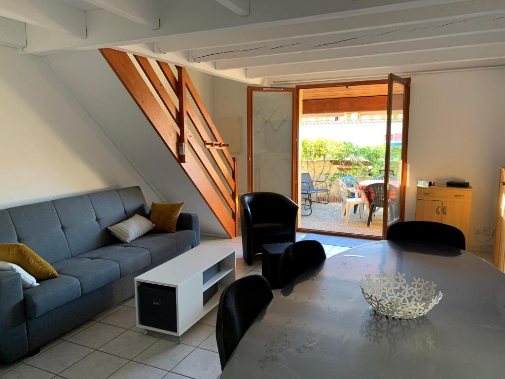 un salon avec un canapé et une table dans l'établissement Maison Vias plage, plage à 500 m, à Vias