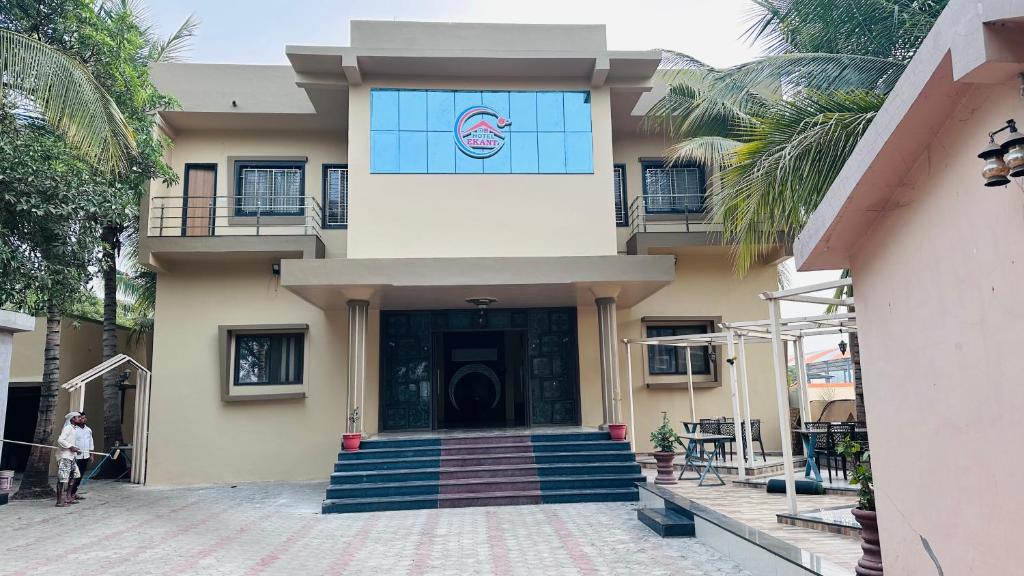una casa con una escalera que conduce a la puerta principal en HOTEL EKANT FAMILY RESTAURANT AND LODGING, en Daulatābād