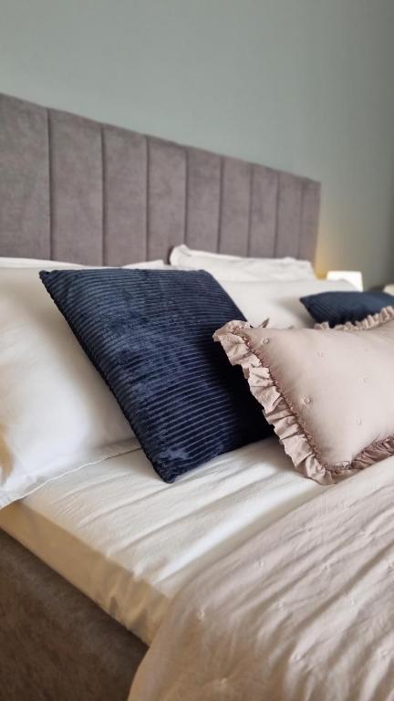 Una cama con almohadas azules y blancas. en Apartment Ana, en Zadar