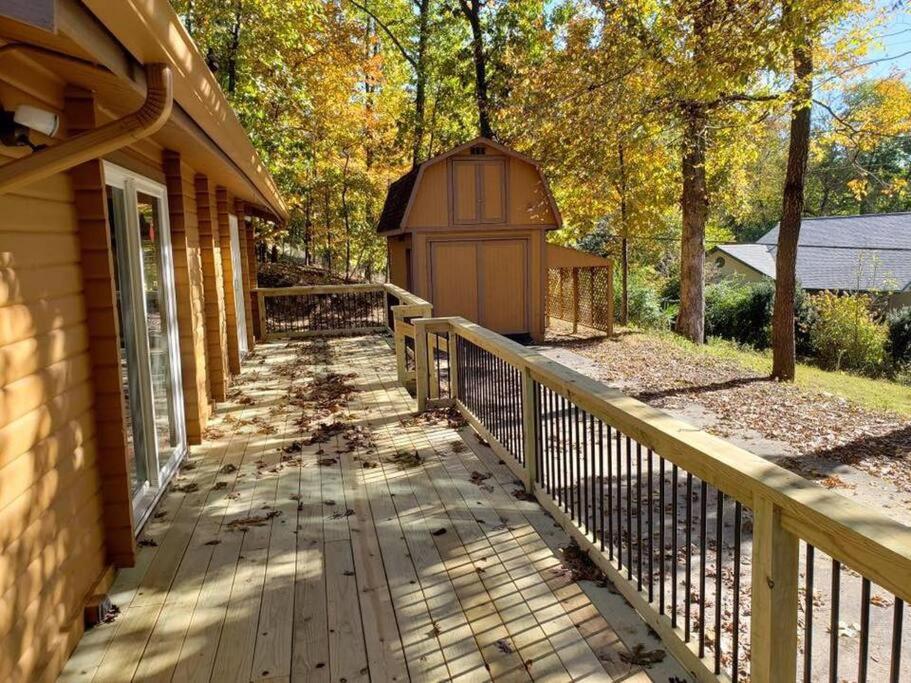un porche de una casa con cenador en Beaver Lake Arkansas Luxury Cabin, en Rogers