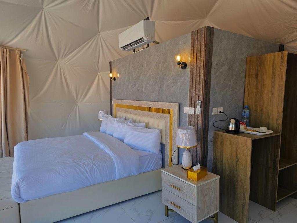 Postel nebo postele na pokoji v ubytování Wadi rum anwar luxury camp
