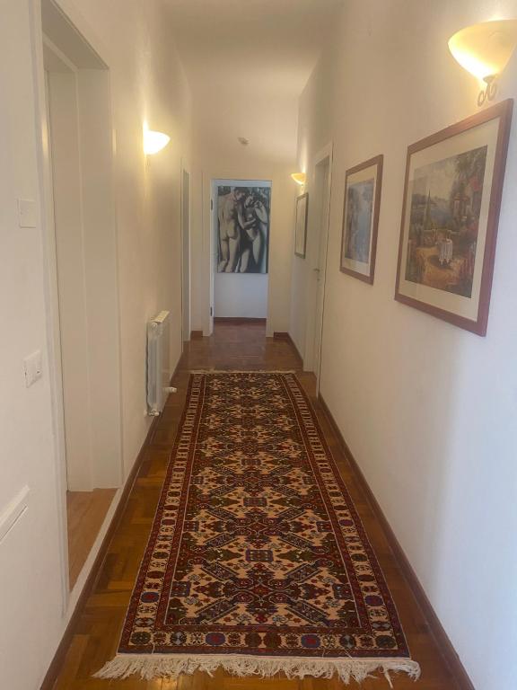 a hallway with a rug on the floor at VILLA TARA in Quercianella