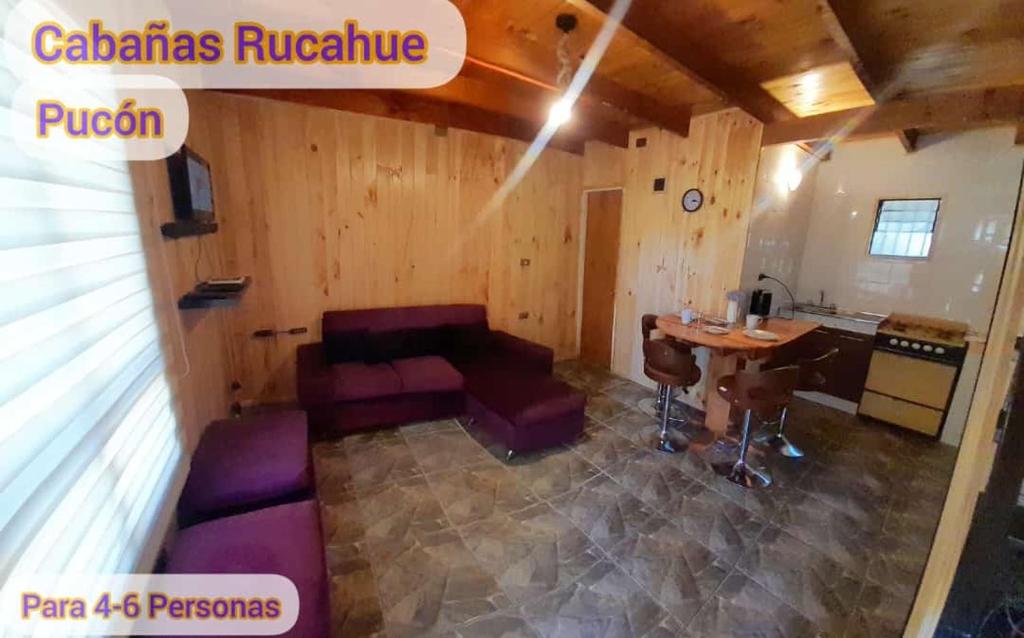 sala de estar con sofá y mesa en Cabañas Rucahue, en Pucón