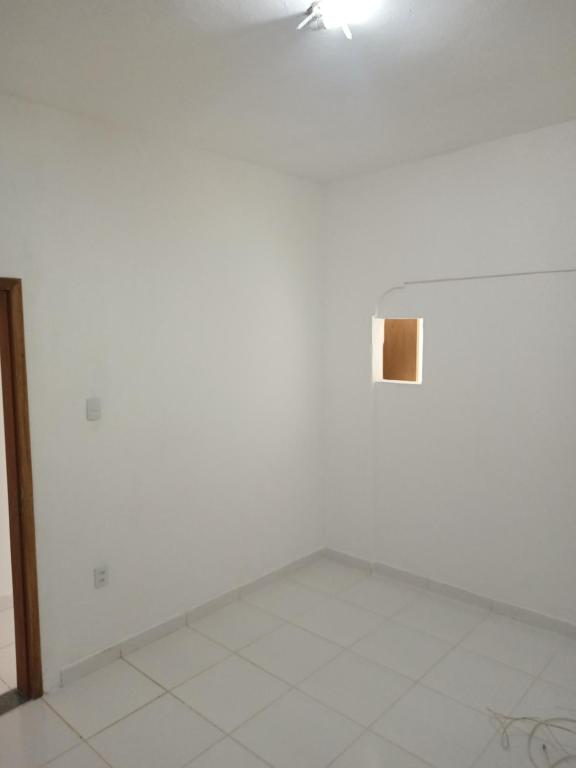 Habitación blanca con una pequeña plaza en la pared en Casa para carnaval, en Salvador