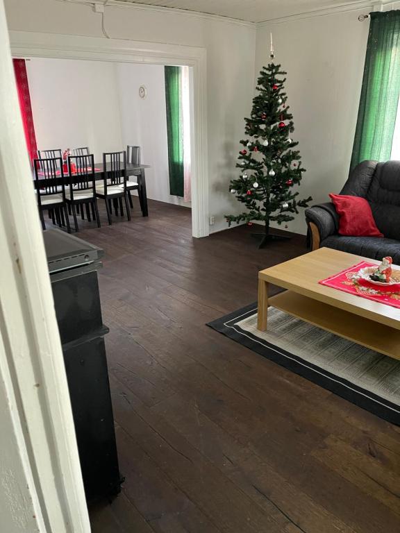 una sala de estar con un árbol de Navidad. en Vacker villa i Fröseke, en Fröseke