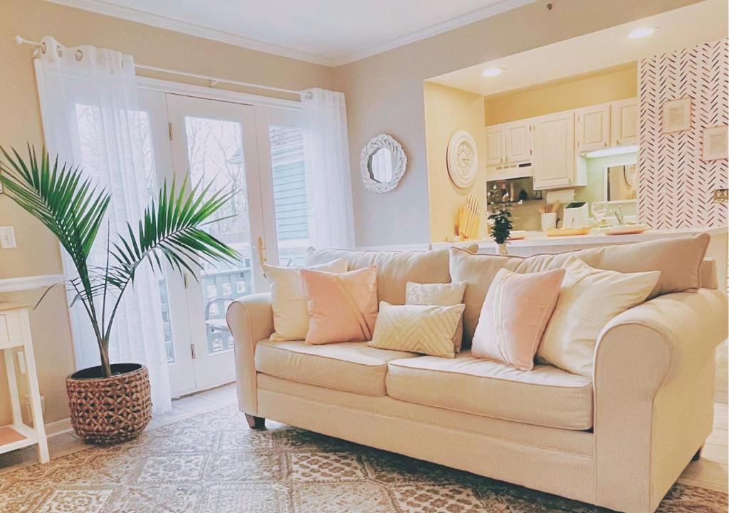 Luxe Villa mins from Mohegan Sun with fireplace, jacuzzi, sauna, pool