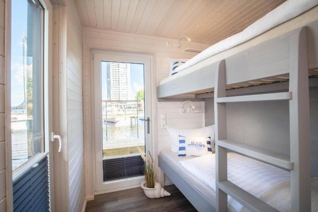 Kuchyň nebo kuchyňský kout v ubytování Hausboot Aegir mit Dachterrasse in Schleswig am Ostseefjord Schlei