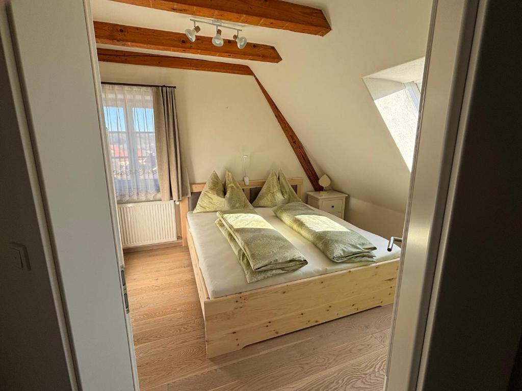 Postel nebo postele na pokoji v ubytování das "Ferienhaus Eibiswald" Landhaus Refugium im Schilcherland - Sauna und Spa