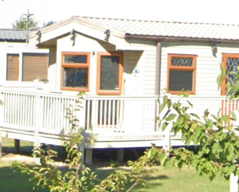 Casa blanca pequeña con porche y ventanas en Martins paradise en Mablethorpe