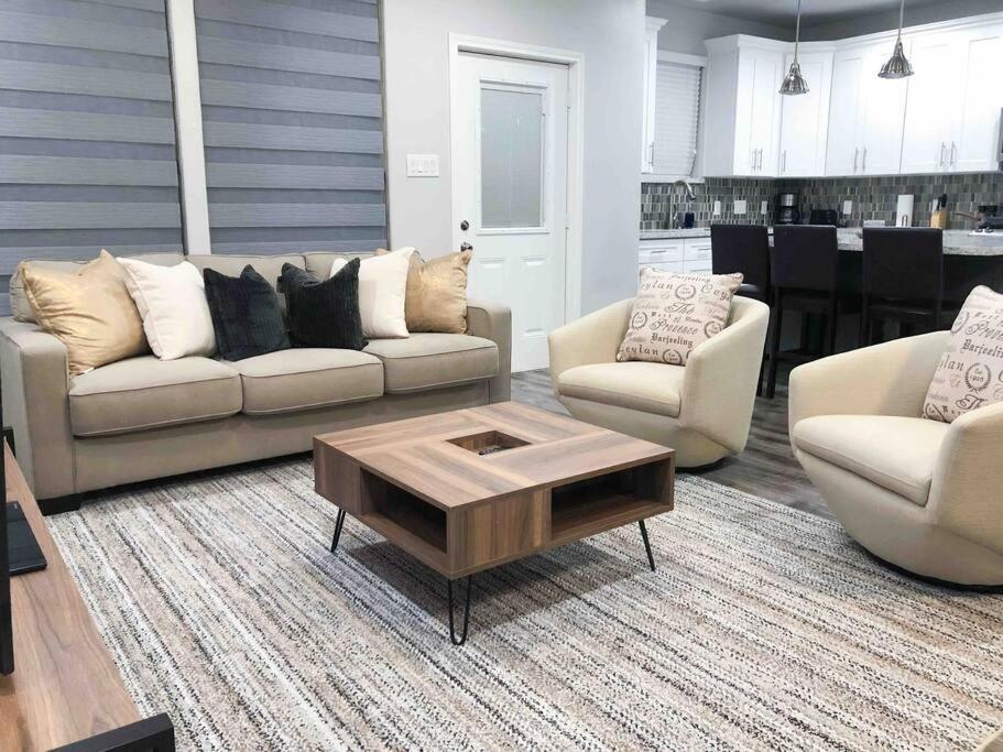 uma sala de estar com dois sofás e uma mesa de centro em King bed in gated community, 1300 sqft home em Houston