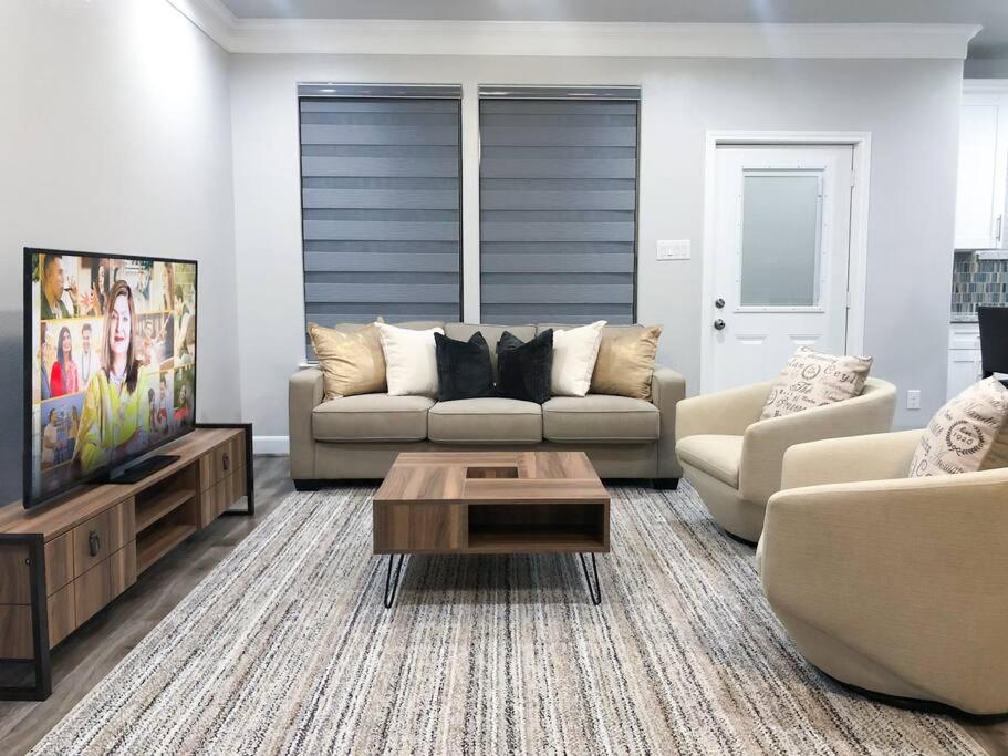 King bed in gated community, 1300 sqft home - Casa De Una Habitación