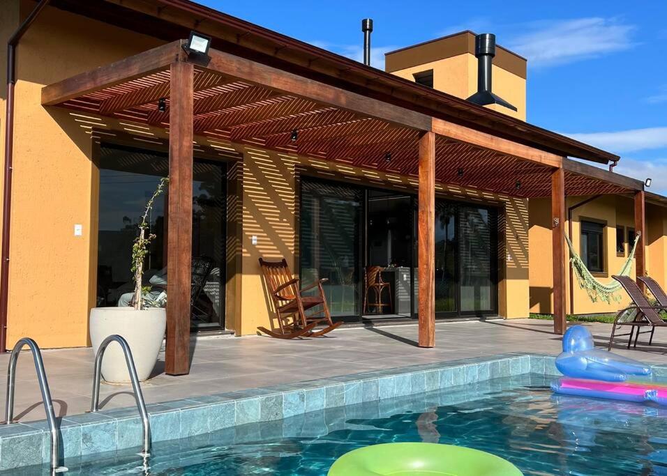 uma casa com uma piscina e um pátio em Chácara 7 - A sua casa em Rancho Queimado em Rancho Queimado