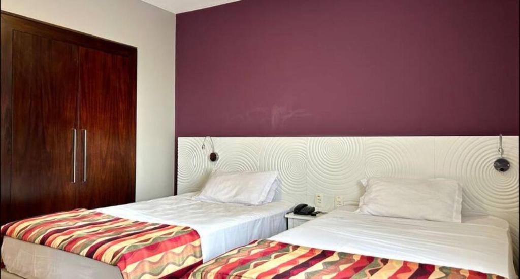 Una cama o camas en una habitación de FLAT EM ALPHAVILLE MELHOR LOCALIZAÇAO