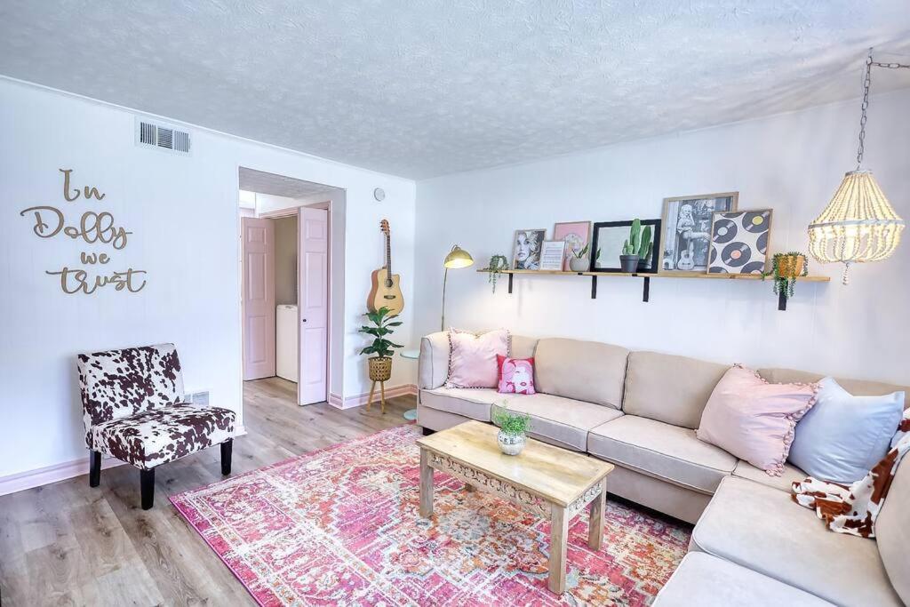 uma sala de estar com um sofá e uma mesa em The Dolly-1/2 mi from the Square em Covington