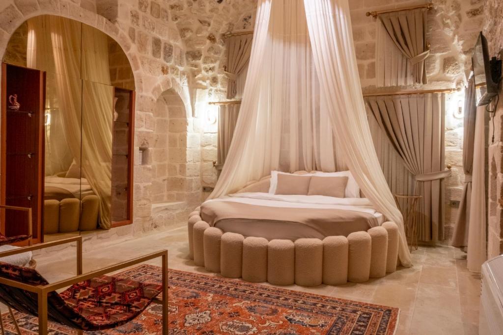a bedroom with a bed with a canopy at Ana Talia House in Mardin