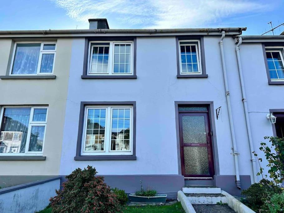 una casa bianca con una porta rossa di Beautiful House In Town a Killarney