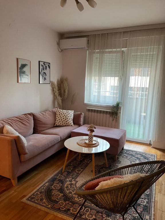 a living room with a couch and a table at Apartman Aurora in Zvezdara