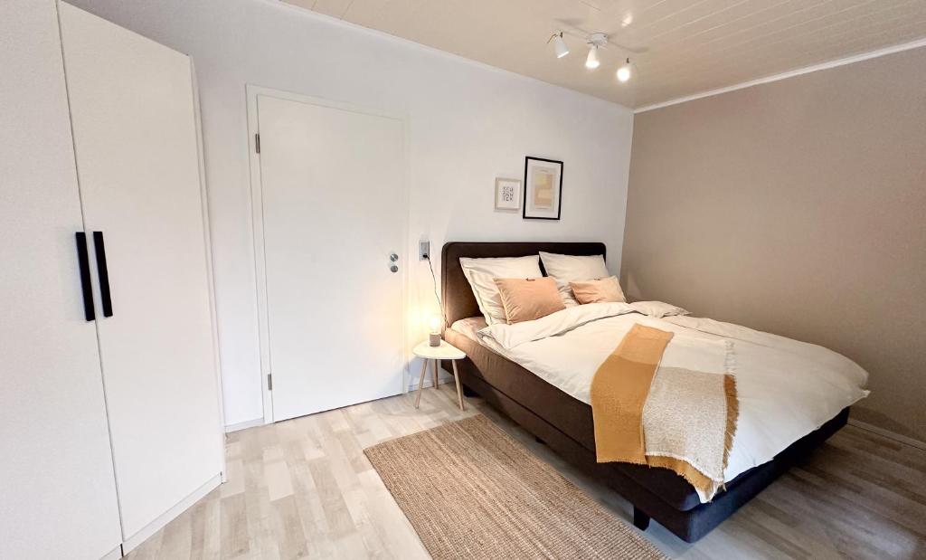 um quarto com uma cama e uma parede branca em Gemütliche Ferienwohnung am Kurpark em Bad Camberg