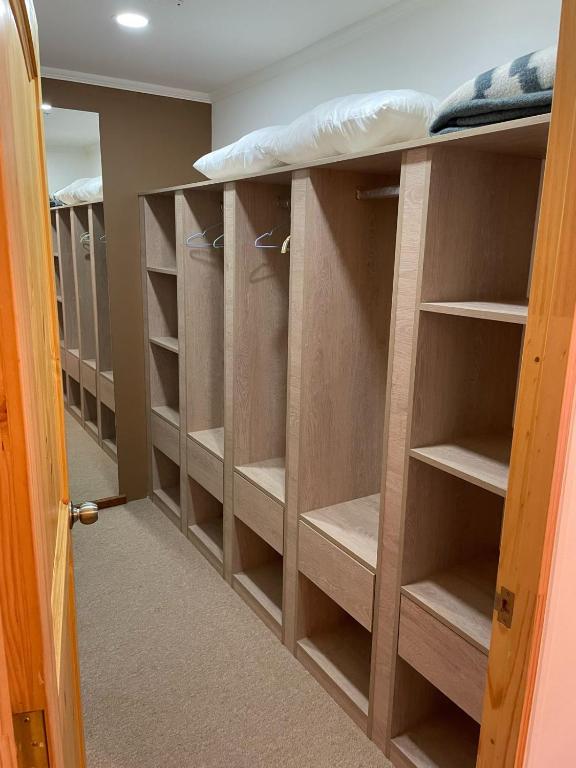 Palanda nebo palandy na pokoji v ubytování Hostal doña irene