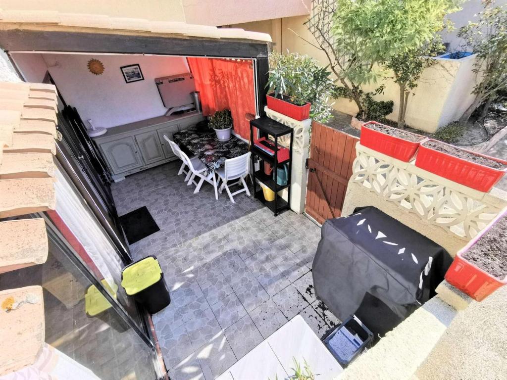 Elle offre une vue sur la terrasse dotée d'une table et de chaises. dans l'établissement Résidence Helios - 3 Pièces 6 couchages PORT LEUCATE MAE-1304, à Port-Leucate