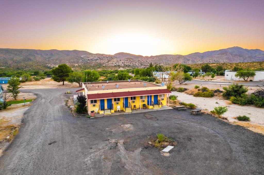 Een luchtfoto van Desert Motel