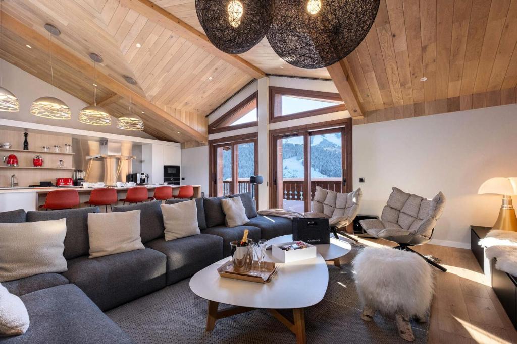a living room with a couch and a table at Résidence Rosoire - Chalets pour 12 Personnes 994 in Courchevel