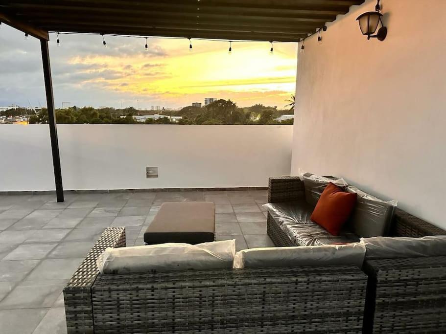 een woonkamer met een bank en een tafel bij Alpha D7 in Puerto Vallarta