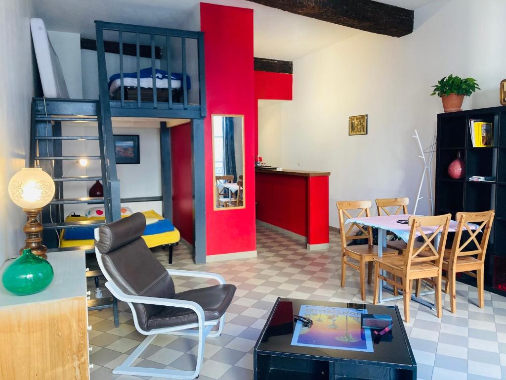 - un salon avec une table et une mezzanine dans l'établissement Grand studio meublé et équipé plein centre, à Montpellier