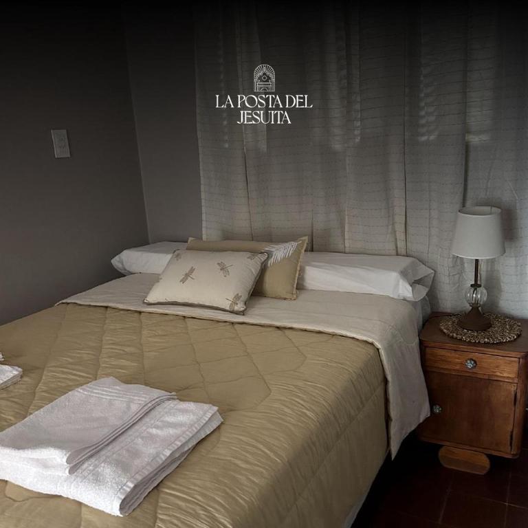 - une chambre avec deux lits et une table avec une lampe dans l'établissement La Posta del Jesuita, à Villa Los Aromos