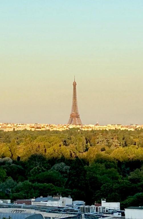 a view of the eiffel tower from afar at Maison familiale avec vue tour Eiffel in Suresnes