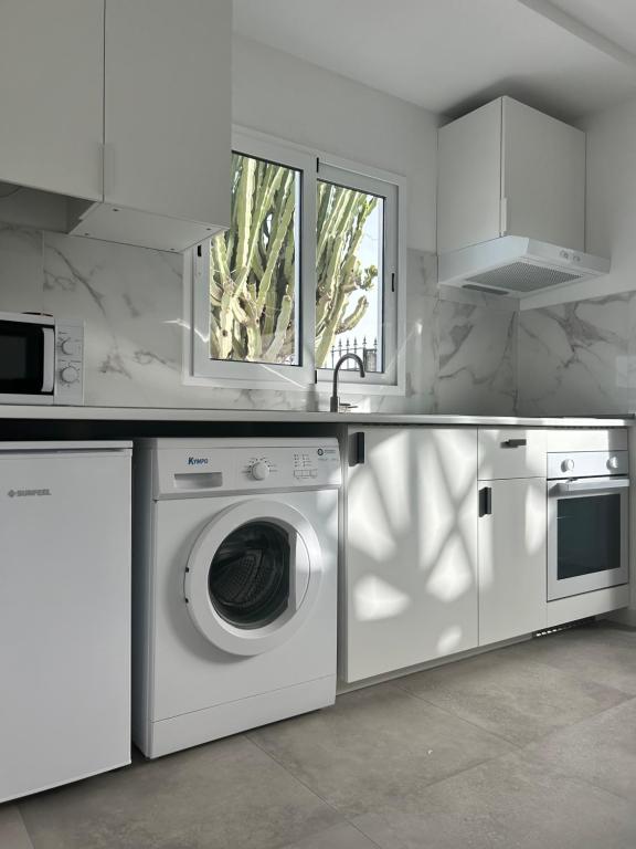 Kuchyň nebo kuchyňský kout v ubytování Apartamentos LlAMAR