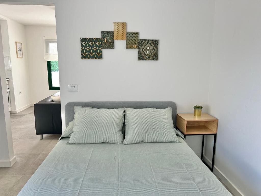 una camera da letto con un grande letto con una coperta blu di Apartamentos LlAMAR a Puerto del Carmen