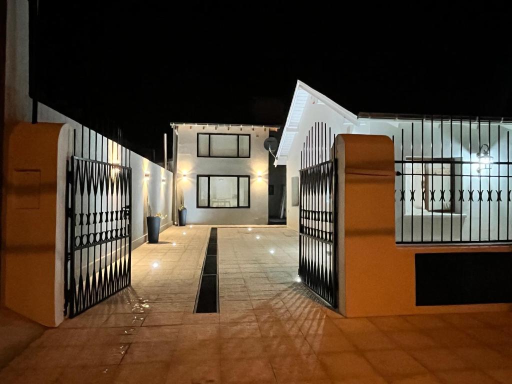 un pasillo con una puerta en un edificio por la noche en Nelson´s Place en Esquel