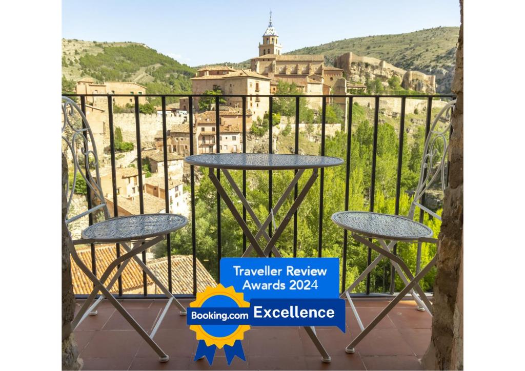 d'une table et de chaises sur un balcon avec vue sur la ville. dans l'établissement Mirador Palacios- céntrico con vistas, à Albarracín