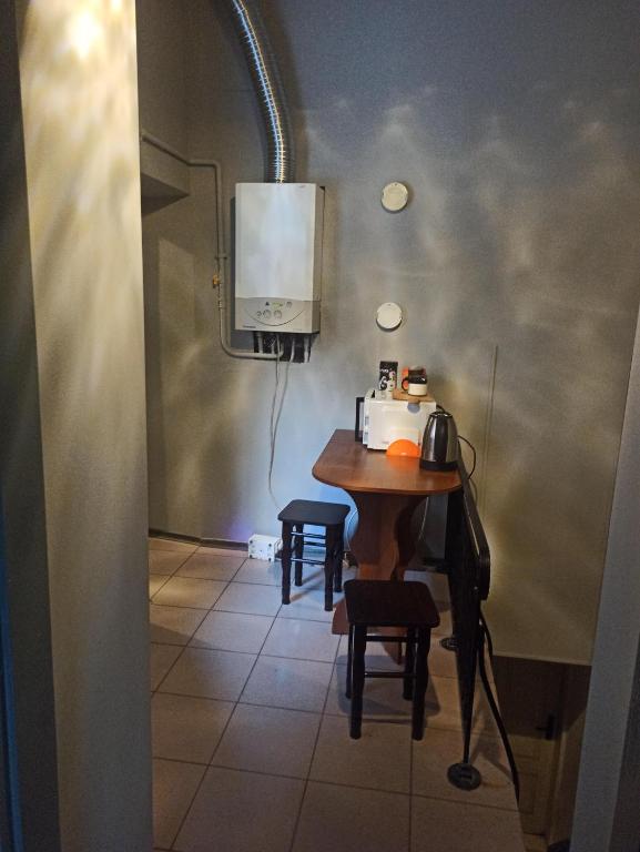 Kuchyň nebo kuchyňský kout v ubytování Старий Дворик,кімнати біля жд вокзалу