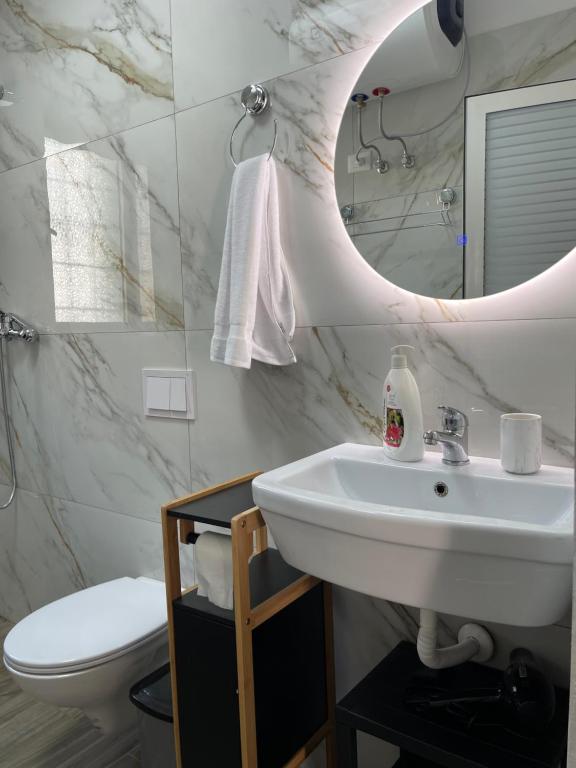 Sunny City Center Apartment - Imazhi 7