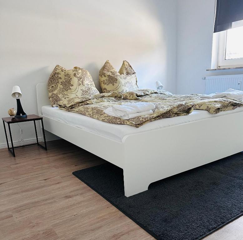una cama blanca con almohadas en una habitación en Doppelzimmer, en Lübeck