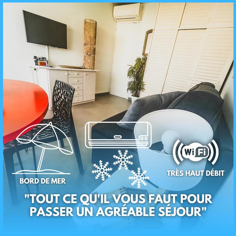 - un salon avec un canapé et une télévision dans l'établissement Rivage de Rêve - Hyères Plage, à Hyères