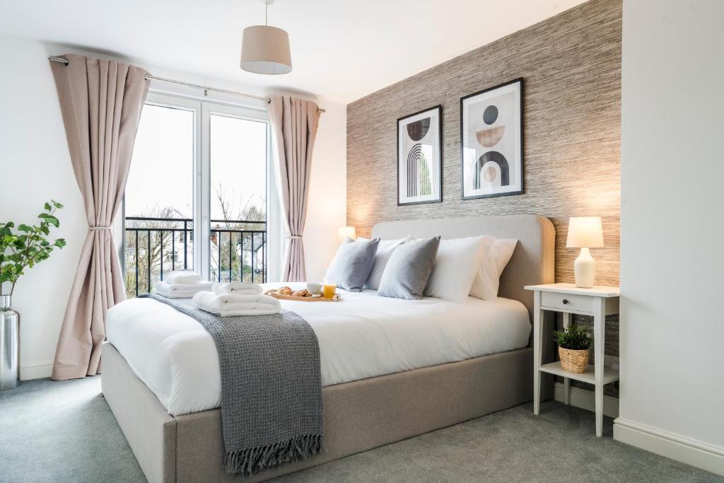 - une chambre avec un grand lit et une fenêtre dans l'établissement Cozy 3 Bedroom Terrace Cottage in Epsom, à Epsom