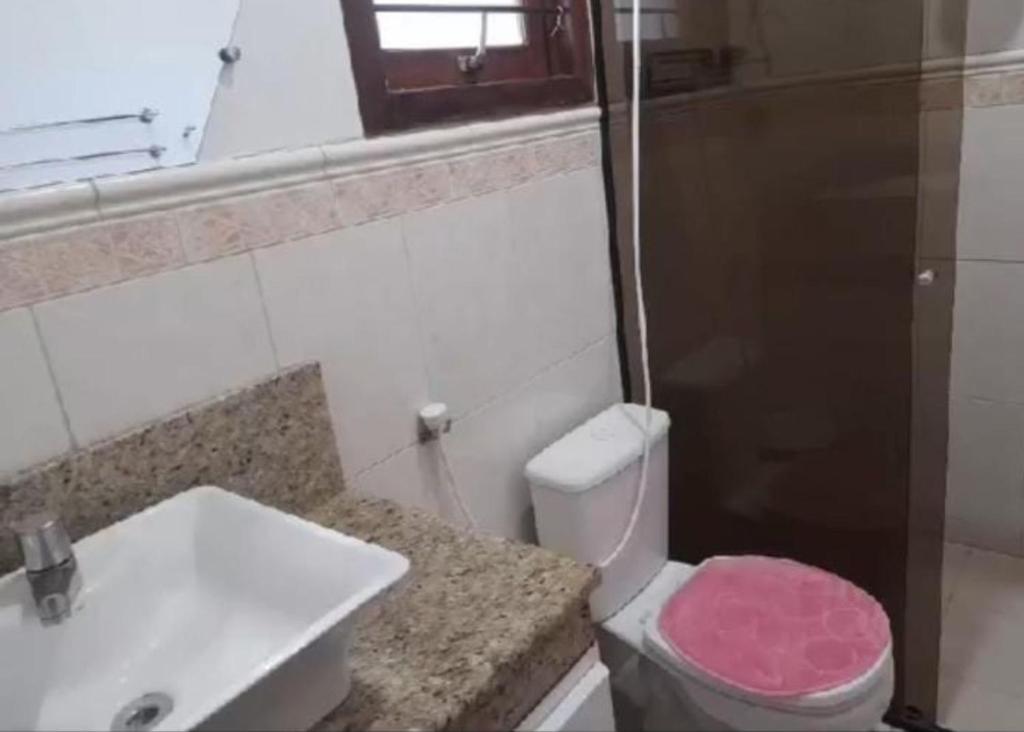 W łazience znajduje się umywalka, toaleta i prysznic. w obiekcie Pousada Claudia e Juliano w mieście São Gabriel