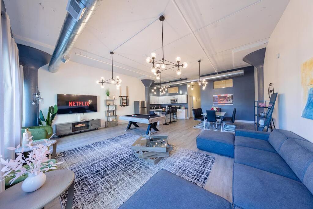 ein Wohnzimmer mit einem blauen Sofa und einem Tisch in der Unterkunft McCormick 5Br 3Ba Luxury Suite for groups up to 12 guests with Optional Parking and Gym access in Chicago