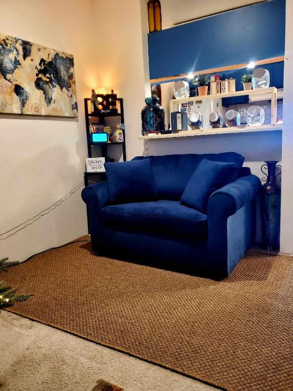 niebieską kanapę siedzącą w salonie w obiekcie Mi Casa es su Casa w mieście Tucson