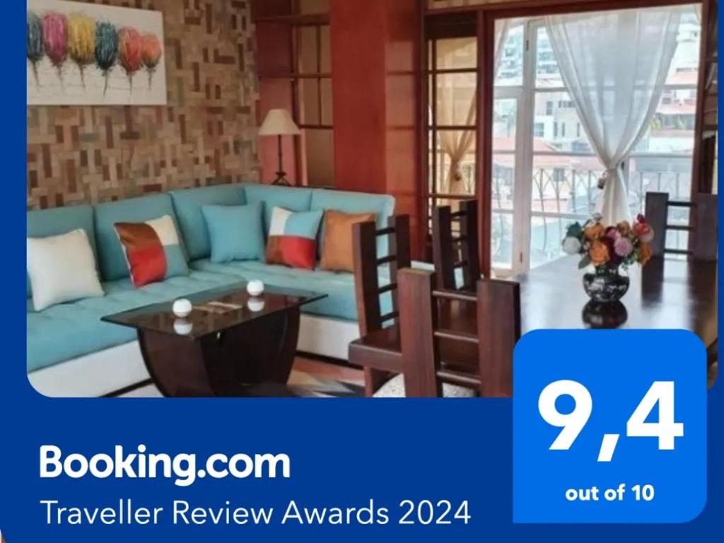 a living room with a blue couch and a table at LA REALEZA Apartamento in La Paz