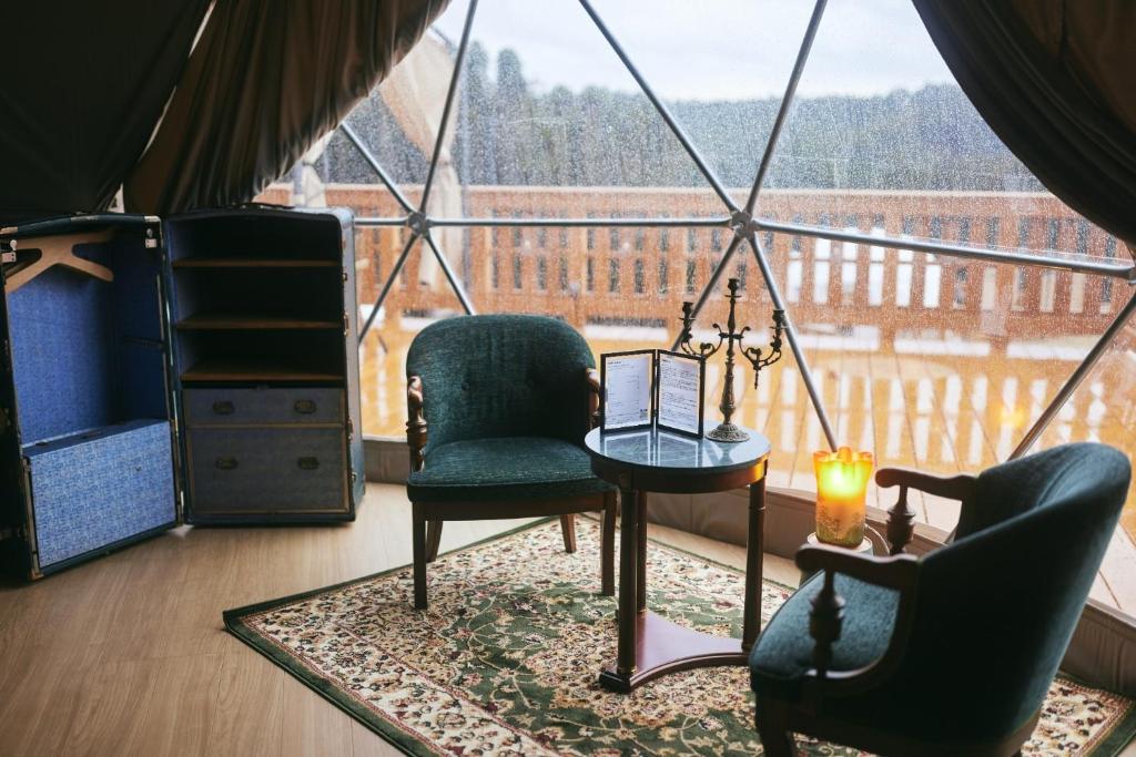 Pokój z 2 krzesłami, stołem i oknem w obiekcie Mitsuse base camp - Vacation STAY 52579v w mieście Saga