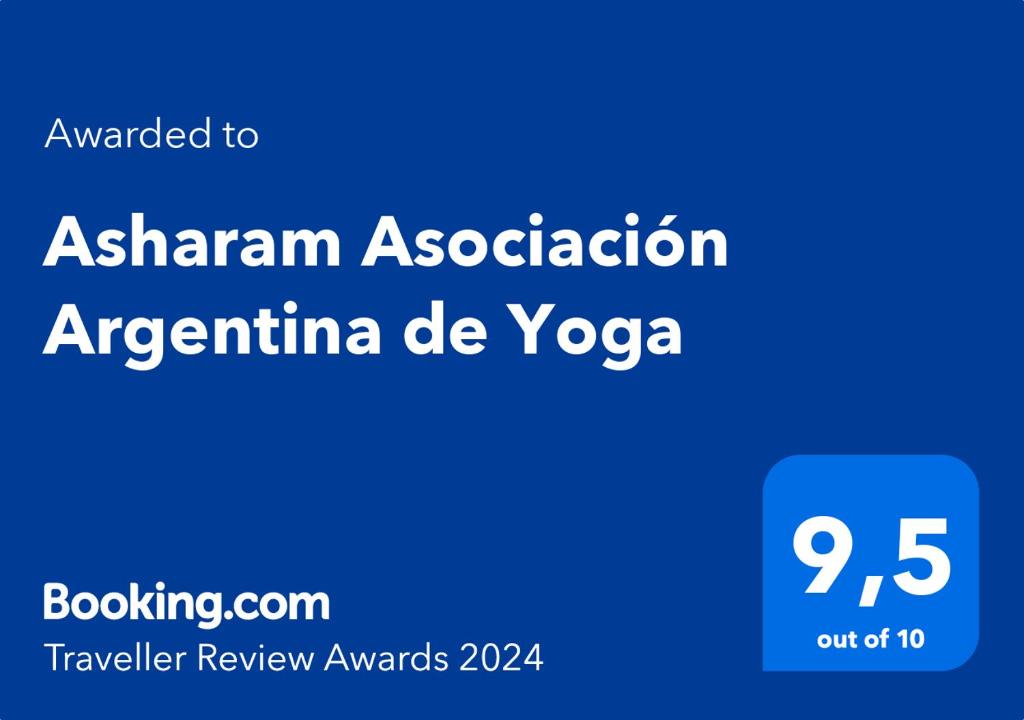 una señal azul con las palabras Ashram Asociación de Argentina de Yoda en Asharam Asociación Argentina de Yoga en Mina Clavero