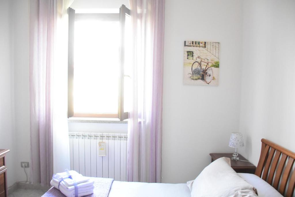 sypialnia z łóżkiem obok okna w obiekcie La Bouganville w mieście Vitorchiano