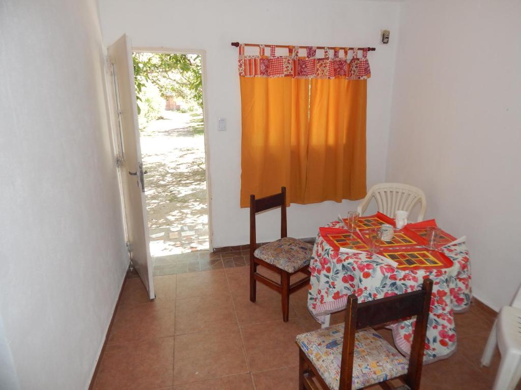 d'une salle à manger avec une table, des chaises et une fenêtre. dans l'établissement Rincón de sol, à Cortaderas