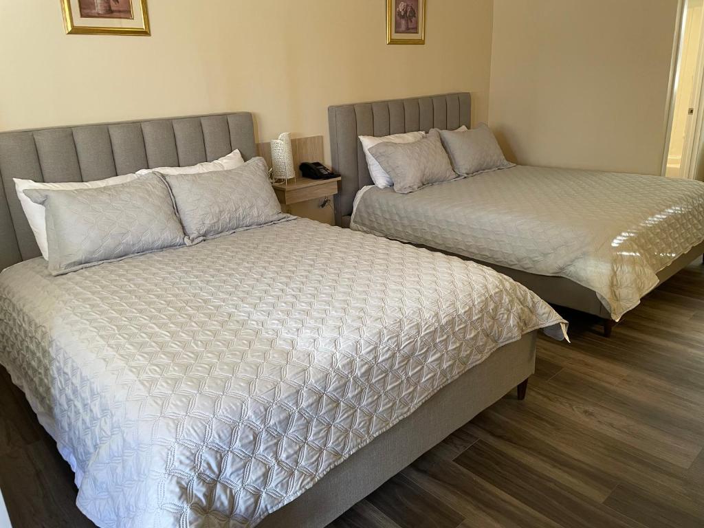 Postel nebo postele na pokoji v ubytování The 22 Hotel